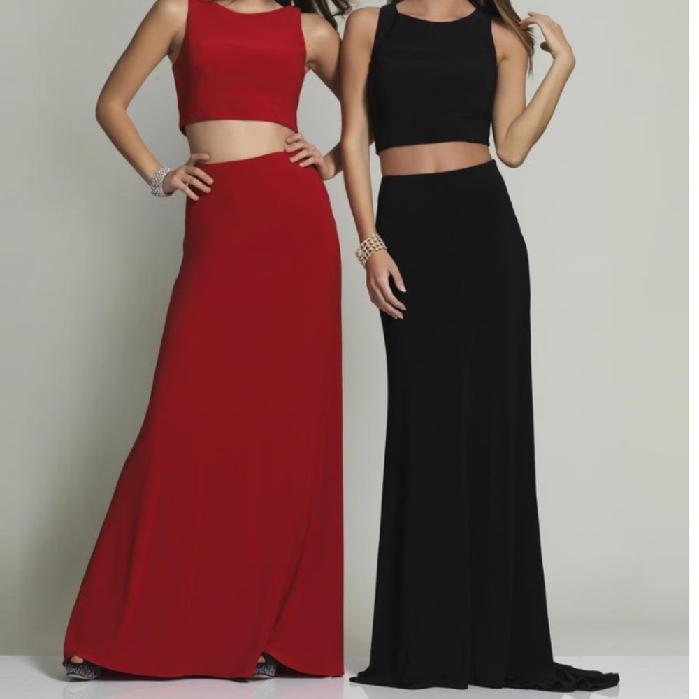 Red two-piece/croptop prom dress. Size 1/2.